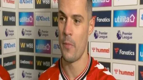 《焦点对决：森林狼激战马刺，篮球对决背后的战术密码！》